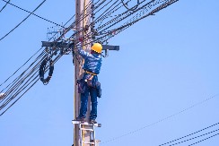 VIC DANA Psuju dva električara na banderi...