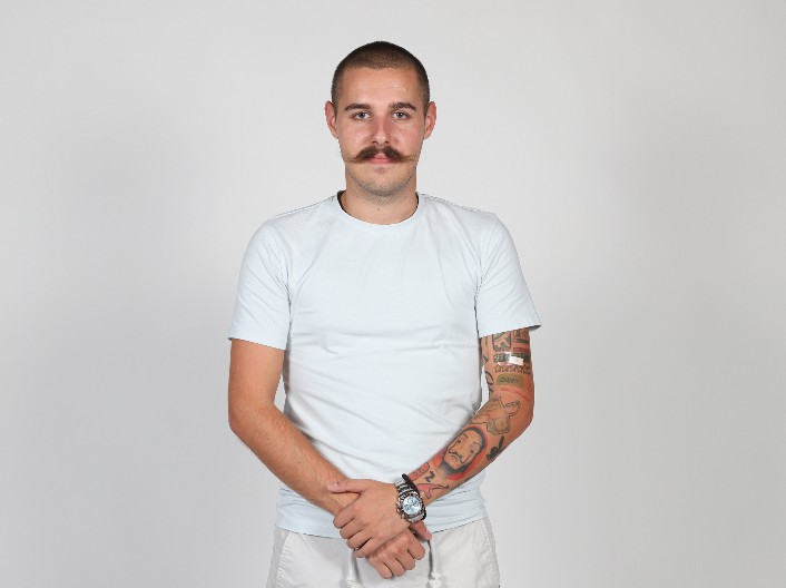 PLJUGICA IMAO UDES! Prednji deo automobil potpuno uništen, evo u kakvom je on stanju!