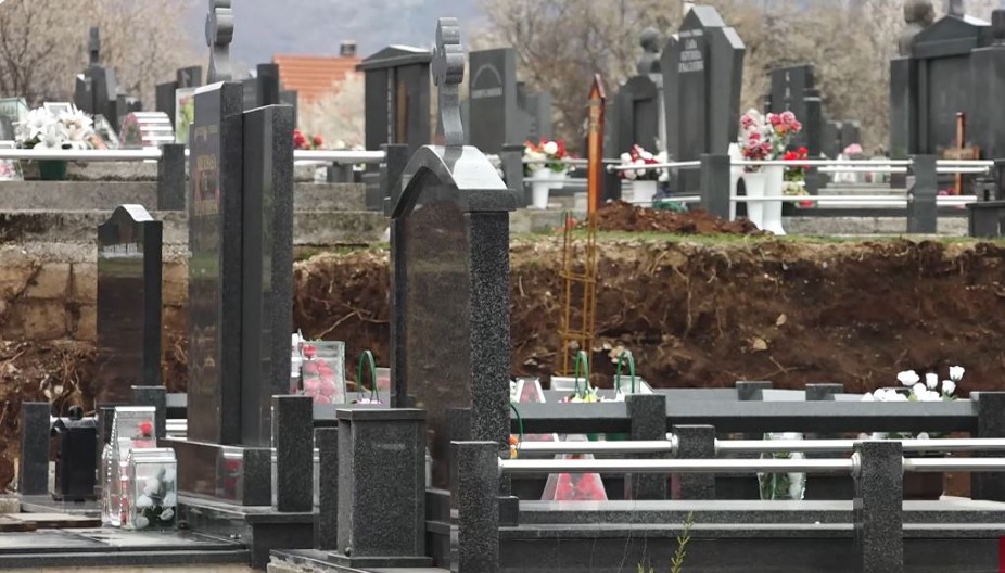 SRBI PRODAJU GROBNA MESTA OD 1.000 EVRA PA NAVIŠE Zakon zaobilaze na različite načine: "Ruši ploču, vadi kovčeg i radi šta hoćeš!"