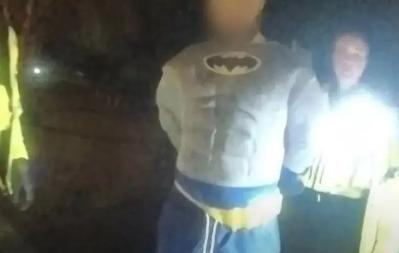 PIJANI BETMEN BEŽAO OD POLICIJE Automobilom udario u stub, meštani u šoku (FOTO)