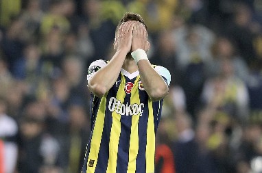 ŠOK ZA MURINJA Fener izgubio derbi, Tadić pogodio prečku (VIDEO)