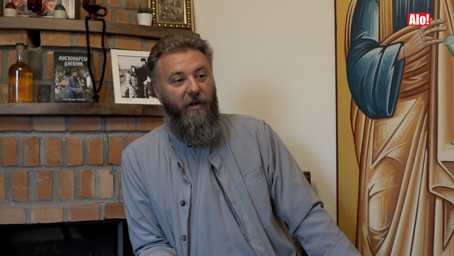 SNIMAK OCA PREDRAGA OBILAZI INTERNET I LJUDI "UMIRU" OD SMEHA Evo kako je mladi pop razbio sujeverje seljana