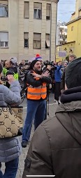 SKANDAL! Kurtijevci u Novom Sadu: Na protestu promovišu dvoglavog orla, simbol velike Albanije! (FOTO)