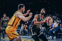 CRNO-BELI OVO NISU OČEKIVALI Navijači probudili košarkaše Partizana i napravili neviđenu buku - reakcija Brendona Dejvisa je sve ostavila u šoku (VIDEO)