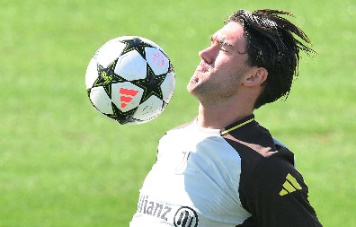 ENGLAZI STALI U RED Vlahović na meti velikana, Juventus može da bude u velikom problemu