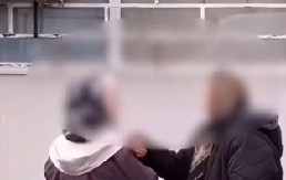 DVE BABE ZAMALO DA IŠČUPAJU GUŠU JEDNA DRUGOJ U LEŠTANIMA! Prolaznik navijao: "Udri je bakuta!" (VIDEO)