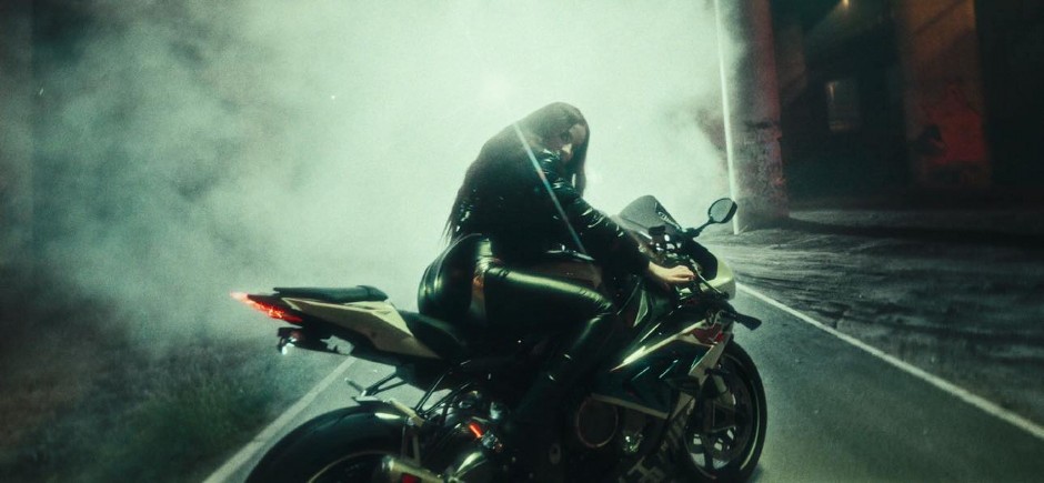 BARBARA BOBAK VOZILA MOTOR NA NULA STEPENI Visila 5 metara iznad krova zgrade! Novim spotom pomerila granice