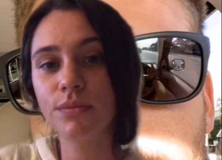 ODRAZ U NJEGOVIM NAOČARIMA JOJ OTKRIO STRAVIČNU ISTINU Izdaju svog dečka će pamtiti dok je živa! (VIDEO)