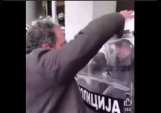 SKANDALOZNI SNIMAK: Evo kako "cenjeni akademski profesor" vređa, udara i ponižava policajce (VIDEO)