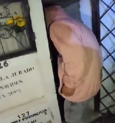 ŠTA TO RADE OVI MOMCI? U sred noći se šunjali po groblju, pa naišli na jezivo otkriće - prizor ledi krv u žilama! (VIDEO)