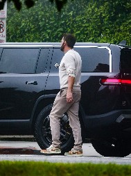 BIVŠOJ JE ZAGORČAVAO ŽIVOT, A SADA MU SLUŽI KAO RAME ZA PLAKANJE  Njegov razvod je pratio ceo svet, a evo kako sad podnosi samoću