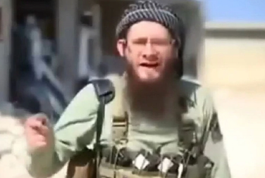 NIGDE BEZ KALAŠNJIKOVA I ČETKICE ZA ZUBE! Sin holivudskog direktora među sirijskim pobunjenicima, svi gledaju u ovo i ne veruju! (FOTO)