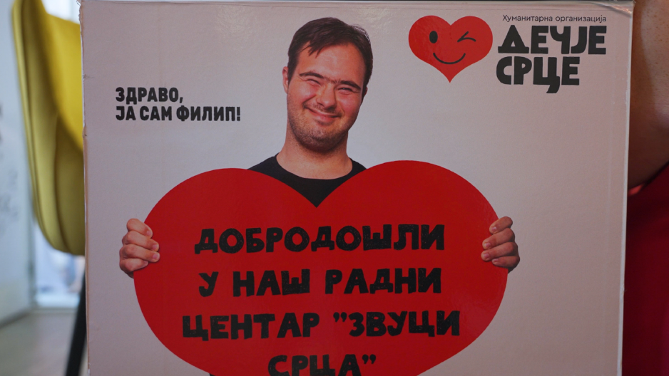 SVI SU DOBRODOŠLI I MOŽE SE POPITI KAFA SKUVANA OD SRCA  U kafiću „Zvuci srca”, piće platite  želite , a zaposlene ćete obožavati! (VIDEO)