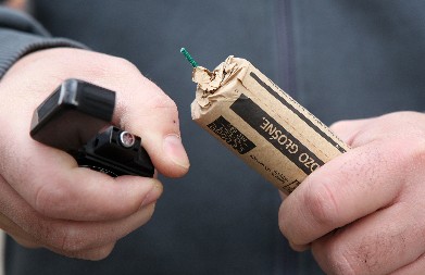 DEČAK BACIO PETARDU NA DRUGA I NANEO MU OPEKOTINE Incident u blizini škole u Stublinama