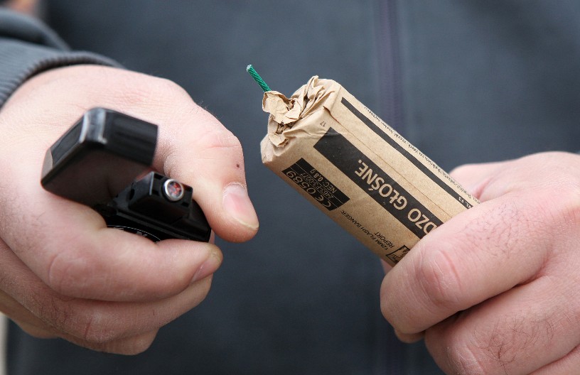 DEČAK BACIO PETARDU NA DRUGA I NANEO MU OPEKOTINE Incident u blizini škole u Stublinama