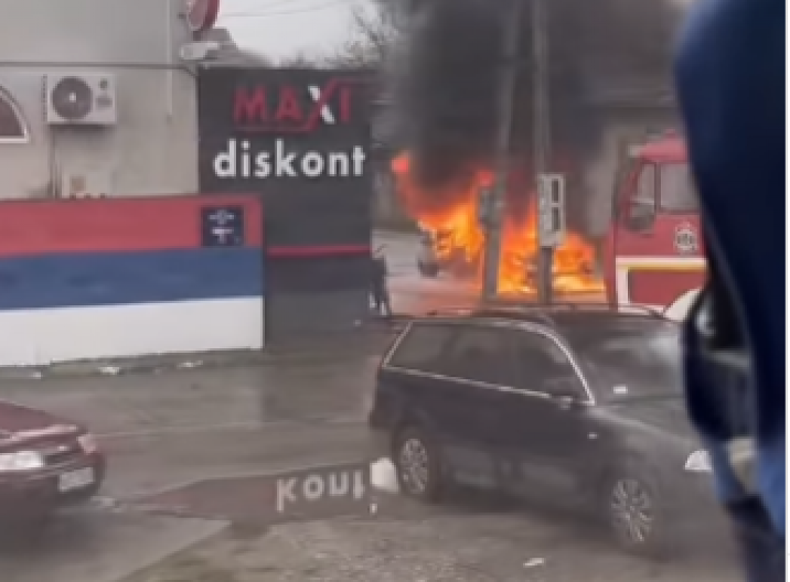 PLAMEN OBUHVATIO VOZILO, GUSTI CRNI DIM PREKRIO OKOLINU! Užas u Temerinu (VIDEO)