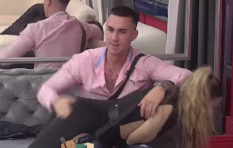 "DNO OD ŽENE, I OVO JE MAJKA?" Brutalno poniženje Aneli Ahmić, pogledajte šta radi pred svima (VIDEO)