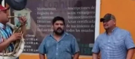 MUŠKARAC DOVEO TRUBAČE ISPRED OPŠTINE Slavio razvod pa napravio haos, njegova reakcija je apsolutni hit na mrežama! (VIDEO)