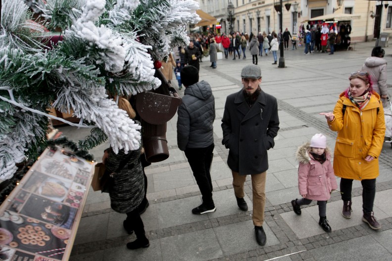 JELKE, UKRASI I LAMPICE... Cene i saveti za ukrašavanje doma za Novu godinu