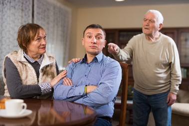 PENZIONERI SU DISKRIMINISANI Stručnjaci objašnjavaju – to je ukorenjeno u našoj kulturi