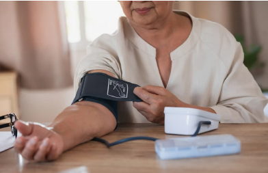 ZIMA POSEBNO OPASNA ZA OSOBE S VISOKIM PRITISKOM Evo šta nikako ne smeju da rade tokom ovog godišnjeg doba