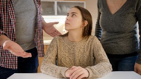 ,,NE SMEM DA SE ISELIM IZ RODITELJSKOG DOMA DOK NE NAPUNIM 30, ILI..." Devojka u očaju zbog roditelja koji je kontrolišu, a traže joj i ovo