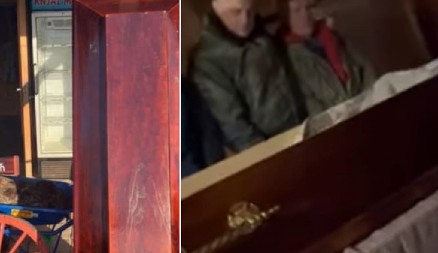 KOMŠIJE IZ PEĆINACA U ŠOKU Organizovao sahranu, oblepio grad umrlicama, pa ustao iz kovčega, "sram da ga bude, treba ga kazniti"