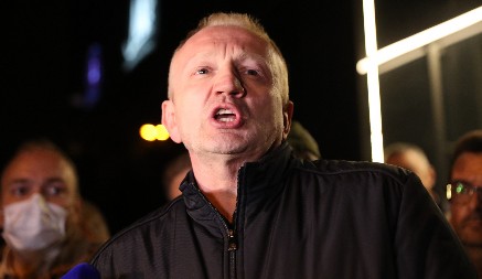 ZAŠTO OPOZICIJA U SRBIJI KORISTI OVAJ ZNAK! Preuzeli ga od Albanaca, poznato ko ih finansira!