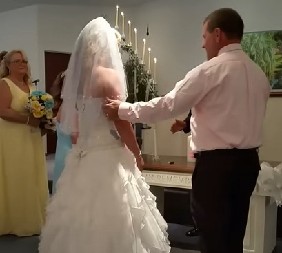 NEVIĐENI OBRT NA VENČANJU Mlada se spremala da kaže 'DA', a mladoženja je uhvatio drugu ženu za ruku i stavio je ispred nje! (VIDEO)