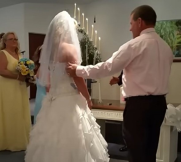 NEVIĐENI OBRT NA VENČANJU Mlada se spremala da kaže 'DA', a mladoženja je uhvatio drugu ženu za ruku i stavio je ispred nje! (VIDEO)