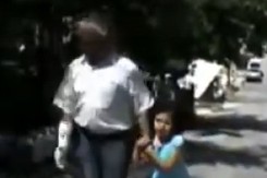 MAJKO MILA, DA LI JE OVAJ ČOVEK NORMALAN? Turčin nosi kavez na glavi, kad čujete razlog, zanemećete! (VIDEO)