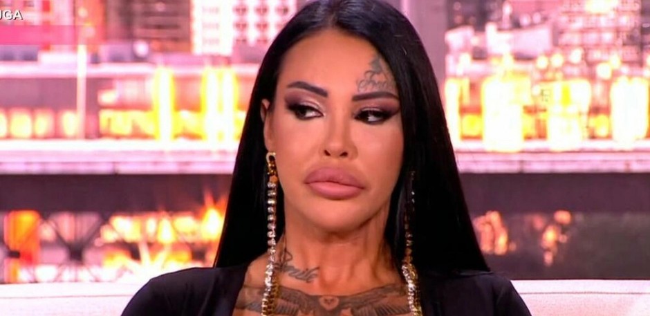 ANĐELA VEŠTICA OTVORILA VRATA STANA OD 300.000 EVRA Od kristalnih lustera do kupatila sa televizorom, sve pršti od luksuza