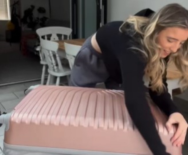 KUPILA IZGUBLJENI KOFER ZA SITNE PARE, NIJE NI SLUTILA ŠTA JE UNUTRA Kad je otvorila, umalo se onesvestila od šoka! (VIDEO)