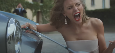 DRUGARICE, PROKLETNICE  Slavna pevačica doživela potpuni lom zbog brutalne izdaje svoje kume, skandal digao javnost na noge