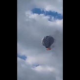 MUŠKARAC PAO U SMRT NAKON ŠTO JE VISIO NA UŽETU SA BALONA NA VRUĆ VAZDUH Kamere zabeležile jeziv trenutak (VIDEO)