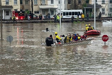 MAJKA GLEDALA KAKO JOJ SINOVE SPASAVAJU ČAMCIMA Voda došla do drugog sprata škole, dramatični prizori iz Merilenda (FOTO/VIDEO)