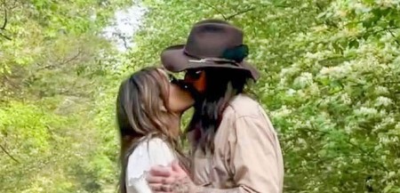 TOTALNO ODLEPILA ZA NJIM Elizabet Harli otkrila detalje veze sa ocem Majli Sajrus, sve ide kao po ,,loju", osim jedne stvari