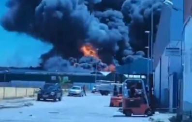 GRAĐANIMA NAREĐENO DA NE IZLAZE IZ KUĆA Ugroženo 80.000 ljudi zbog požara u fabrici hemikalija, stravične scene u Španiji (FOTO/VIDEO)