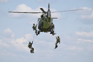VOJSKA SRBIJE DIGLA HELIKOPTERE Borbeni timovi 72. brigade za specijalne operacije u akciji! (FOTO)