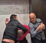 STRAVIČNE SCENE U SKUPŠTINI KRALJEVA, BLOKADERI DAVE DOMAĆINA ZGRADE! Što ih je manje na ulicama to su veće siledžije! (FOTO)