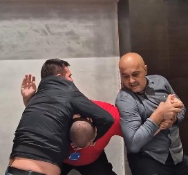 STRAVIČNE SCENE U SKUPŠTINI KRALJEVA, BLOKADERI DAVE DOMAĆINA ZGRADE! Što ih je manje na ulicama to su veće siledžije! (FOTO)