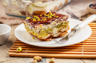 JEDNOSTAVNA TORTA SA PISTAĆIMA I PIŠKOTAMA Rapsodija ukusa u svakom zalogaju, a nema paljenja šporeta