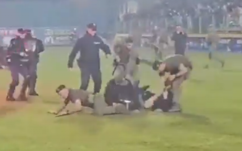 STRAŠAN SKANDAL U FINALU KUPA BIH Policija tukla huligana koji se zaleteo na fudbalere (VIDEO)