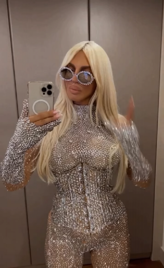 KARLEUŠA POKAZALA GOLO MEĐUNOŽJE Vratila se na Instagram i novim snimkom srušila internet (VIDEO)