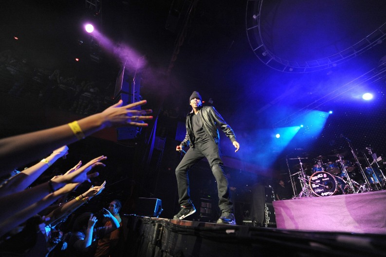 UHAPŠEN POZNATI PEVAČ Nasrnuo na producenta i naneo mu teške telesne povrede, ovo su detalji