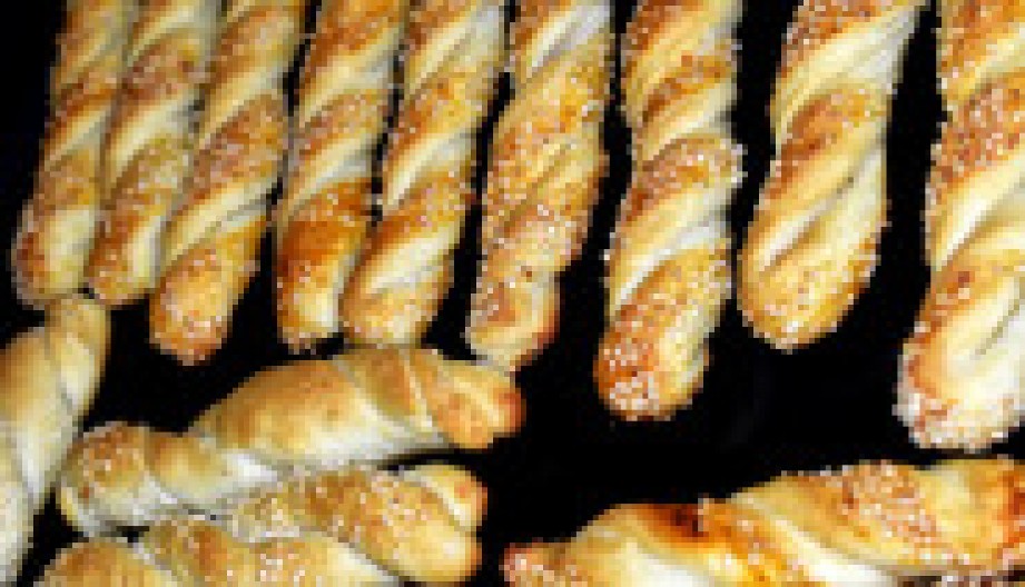 ŠTAPIĆI SA SIROM I SUSAMOM Prave se lako, a savršeni za doručak ili užinu, pravićete stalno