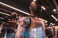 BUDUĆNOST ĆE BITI INTERESANTNA: Tesla robot patrolira Saudijskom Arabijom, snimak zapalio mreže (VIDEO)