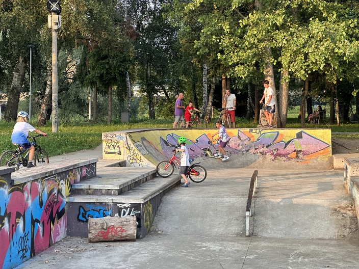 PRONAŠAO DIJAMANT MISLEĆI DA JE UKRASNI PAPIR Šok u parku – srećnik otišao kući bogatiji za hiljade evra