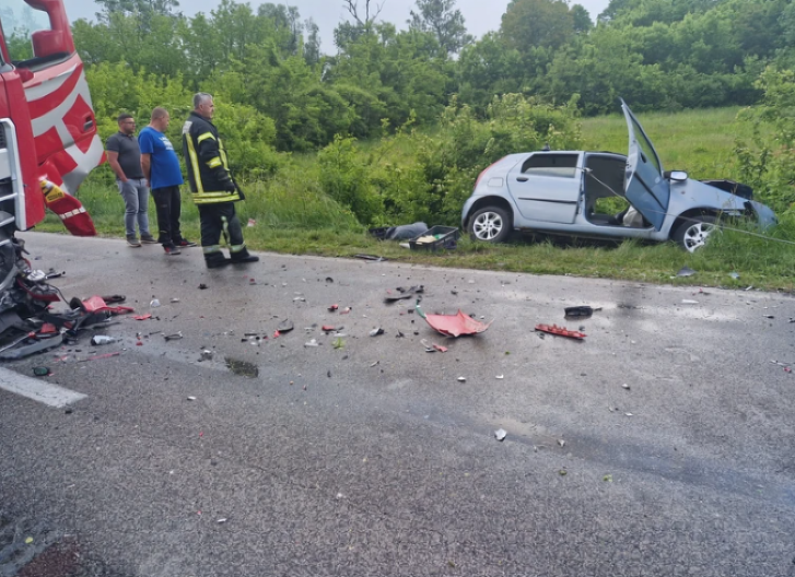 TEŠKA NESREĆA NA MAGISTRALNOM PUTU, SUDAR KAMIONA I AUTOMOBILA! Državljanin Srbije sa teškim povredama prevezen u UKC RS