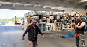 SUZE, ZAGRLJAJI I TORTA ZA KRAJ Asima iz Brčkog kolege ispratile u penziju kao heroja, snimak rasplakao region! (VIDEO)